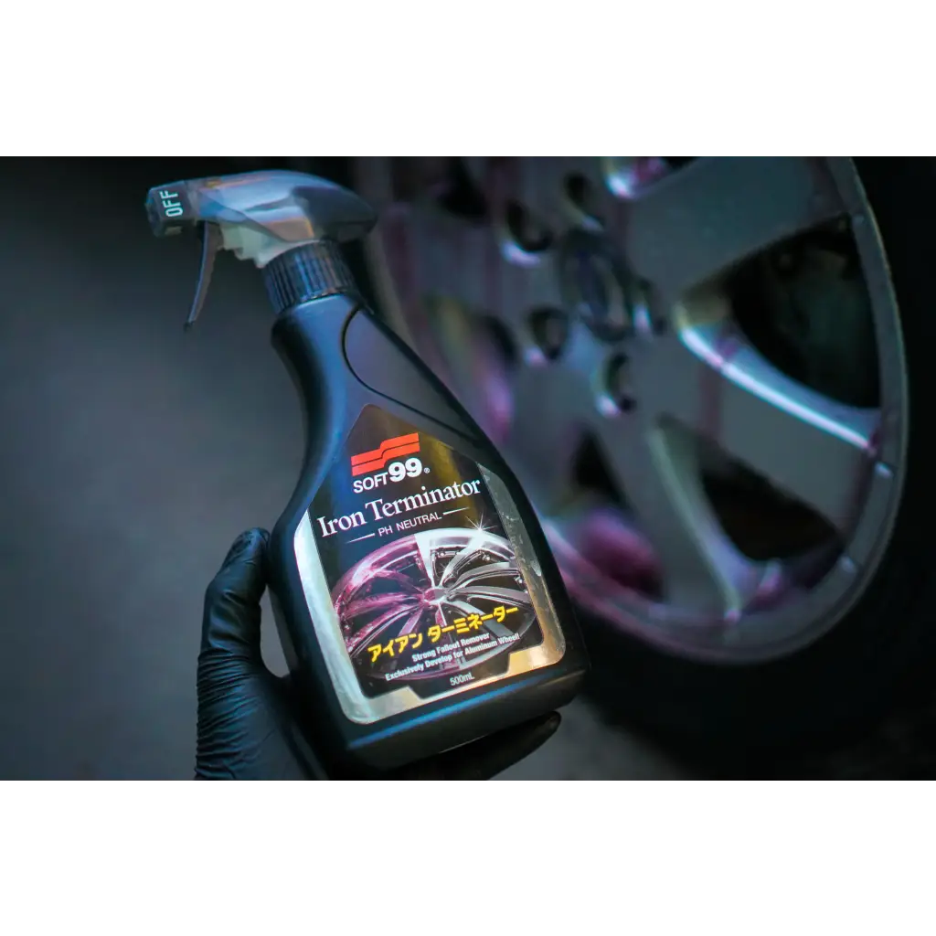 Detalle de etiqueta del Descontaminador de Llantas Iron Terminator Soft99 500ml, removedor de hierro.